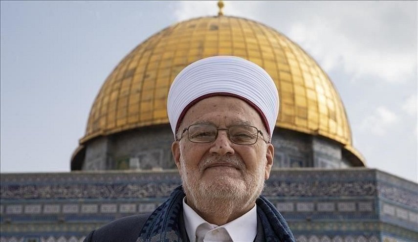 الاحتلال يسلم عكرمة صبري قرارًا يمنعه من السفر