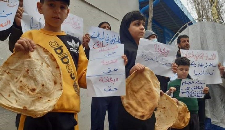 اعتصام للاجئين الفلسطينيين بلبنان ضد سياسة الأونروا

