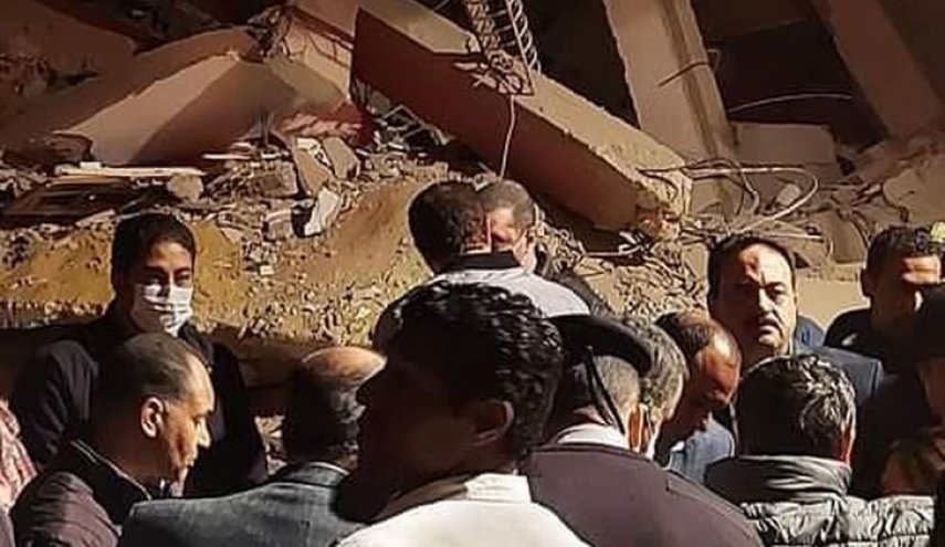 مصر: انتشال أفراد اسرة كاملة أحياء من تحت أنقاض العقار المنهار