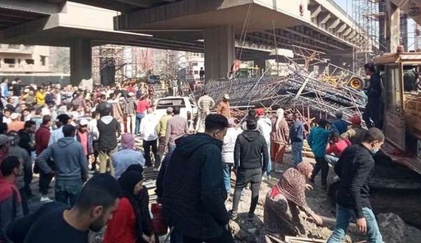مصر/ إصابة شخص وتحطم سيارتين إثر سقوط سقالة بحي الهرم
