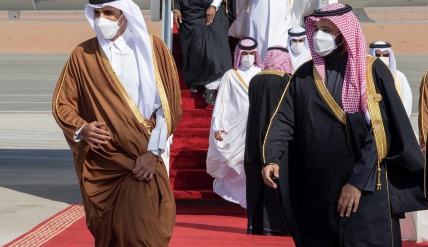 أمير قطر يتلقى اتصالاً هاتفياً من ولي العهد السعودي
