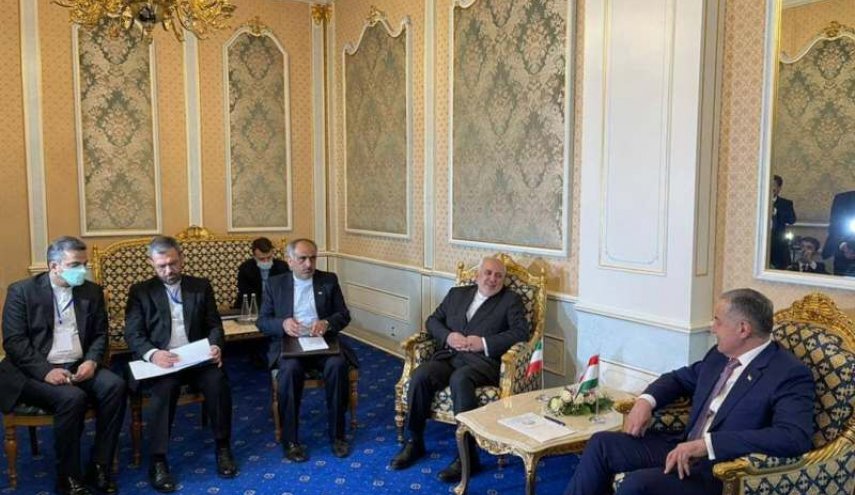 ظريف يجري مباحثات مع وزير خارجية طاجيكستان
