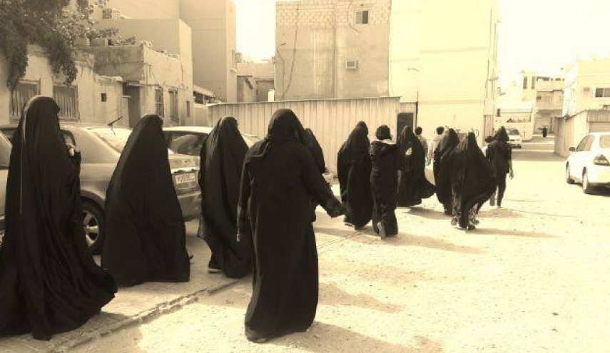 مظاهرات نسوية حاشدة في البحرين...السلطات تستدعي الشرطة النسائية لفض الاعتصام