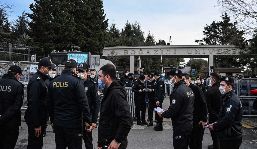 10 ادميرالات أتراك سابقين رهن الاعتقال لانتقادهم مشروعا لاردوغان