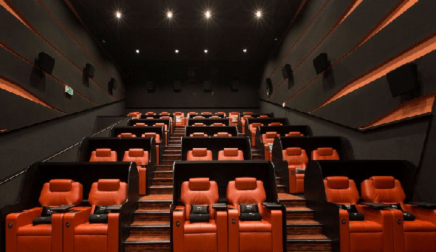 شاب یدخل السينما ویخرج جثة هامدة