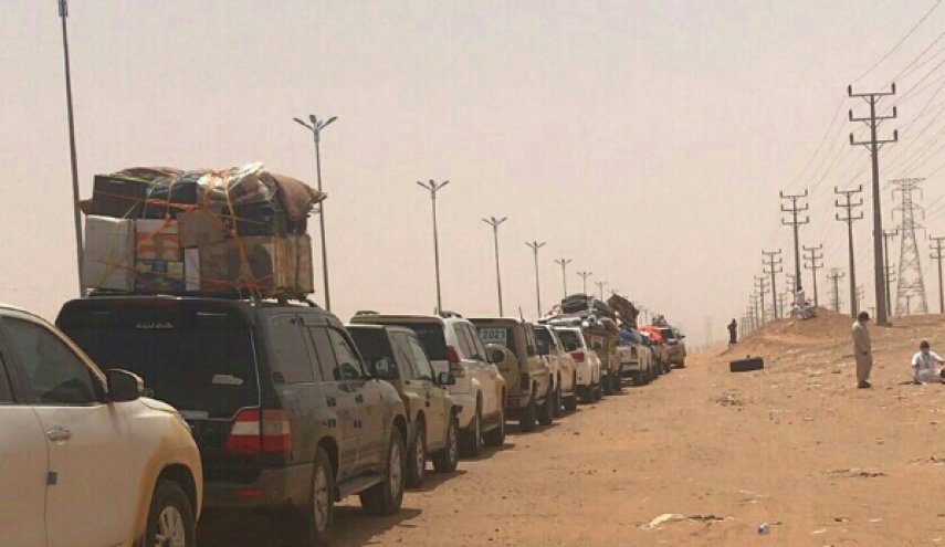 مئات المسافرين اليمنيين يعانون من عدم السماح لعبورهم منفذ الوديعة