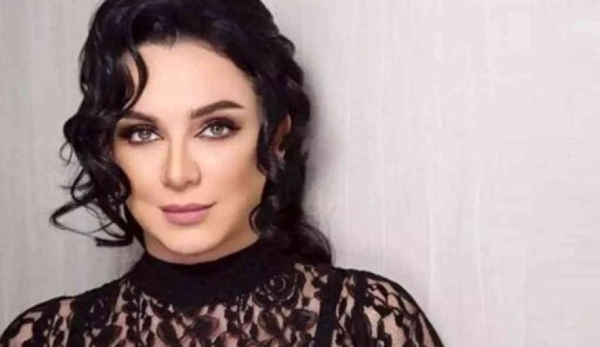 شاهد: الفنانة سلاف فواخرجي تتنكر بزي رجل وتضع شوارب!!
