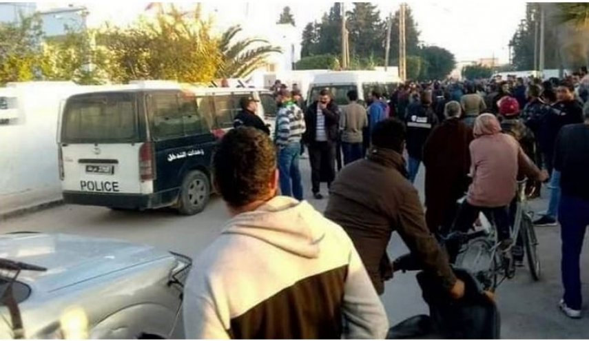 تونس.. محتجون يحرقون مركز شرطة بعد وفاة شابين