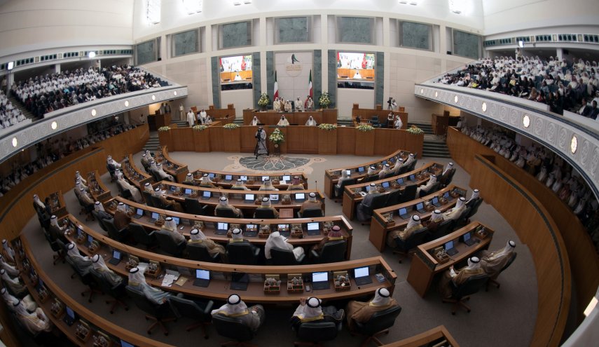 البرلمان الكويتي/ عراك بالأيدي وانسحاب 27 نائبا من المعارضة