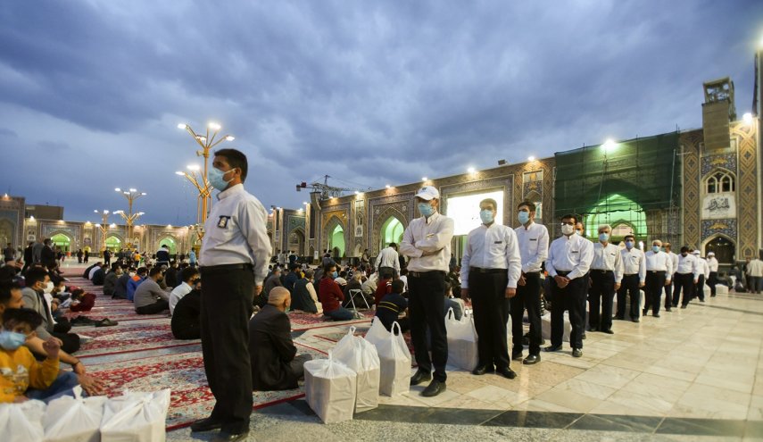 بالصور.. توزيع 20 ألف وجبة إفطار في الصحن الرضوي يوميا خلال شهر رمضان