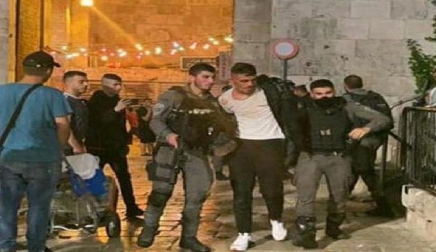 الاحتلال يحول باب العامود لثكنة مغلقة ويعتقل 30 مقدسيا منذ بداية شهر رمضان