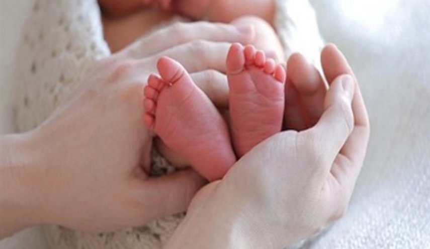 سيدة تحمل بطفلها الثاني بينما لم تنجب الأول بعد