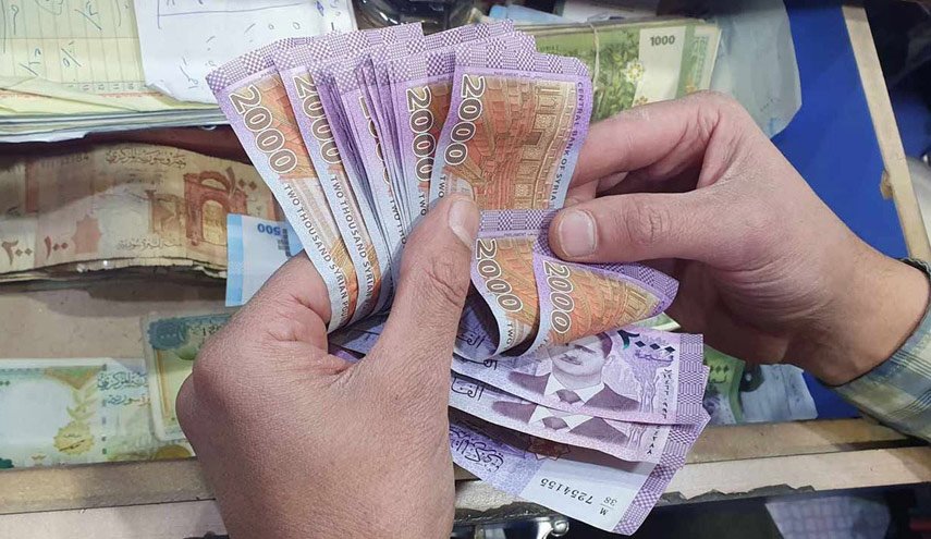مؤشرات إيجابية لمصلحة الليرة السورية وتوقعات بانخفاضات مستمرة