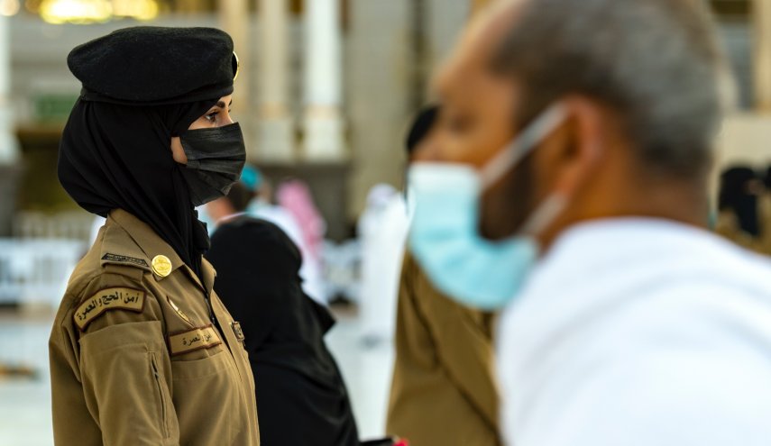 شاهد/ شرطية سعودية بزي عسكري عند الكعبة تثير الجدل