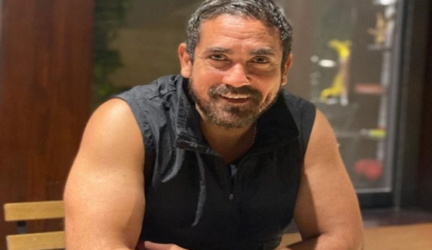 في مشهد مثير.. أسد يتناول قطعة لحم من فم ممثل مصري+صورة