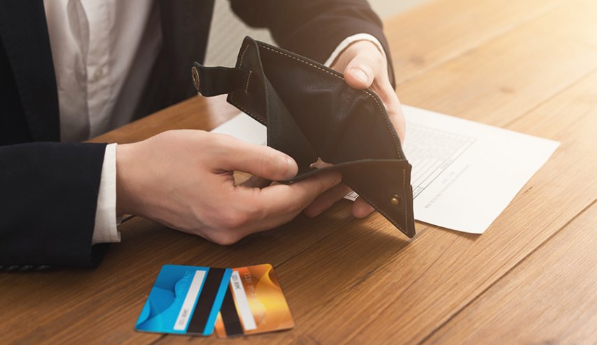 هل يمكن أن تؤدي الضغوط المالية إلى ألم بدني في السنوات اللاحقة؟