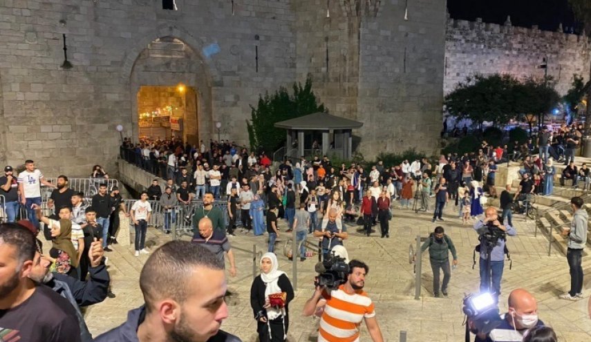 الاحتلال يقمع الفلسطينيين في باب العامود
