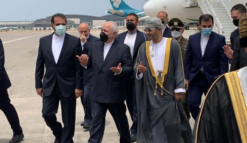 ظريف يصل الى العاصمة العمانية مسقط