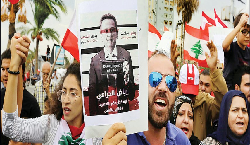 دهم مكتب شقيق رياض سلامة وختمه بالشمع الأحمر