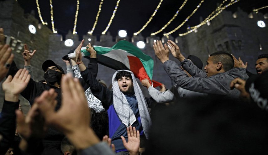 المقدسيون يواصلون التجمّع عند باب العامود رغم إجراءات الاحتلال