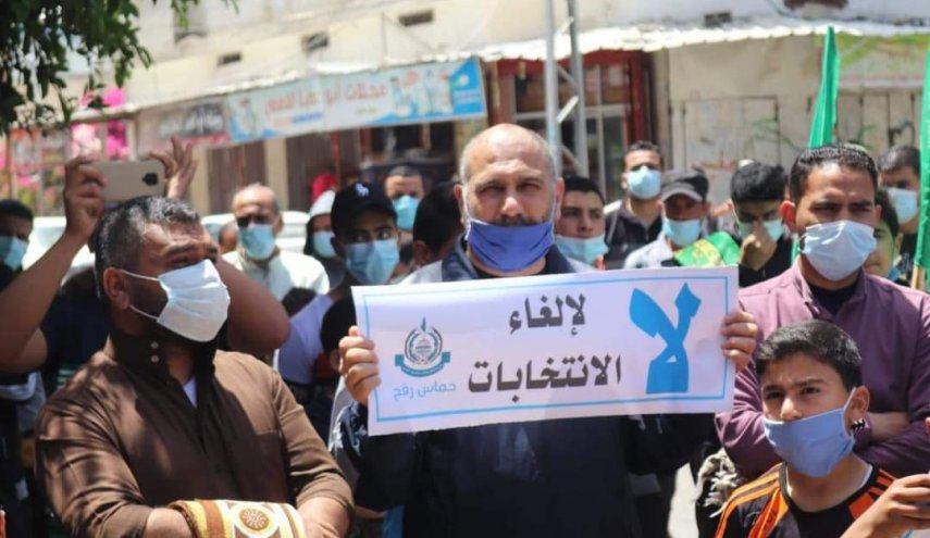 بالصور...وقفات في غزة رفضاً لتأجيل الانتخابات الفلسطينية