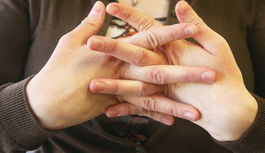 تعرف على أسباب تمنعك من طقطقة أصابعك