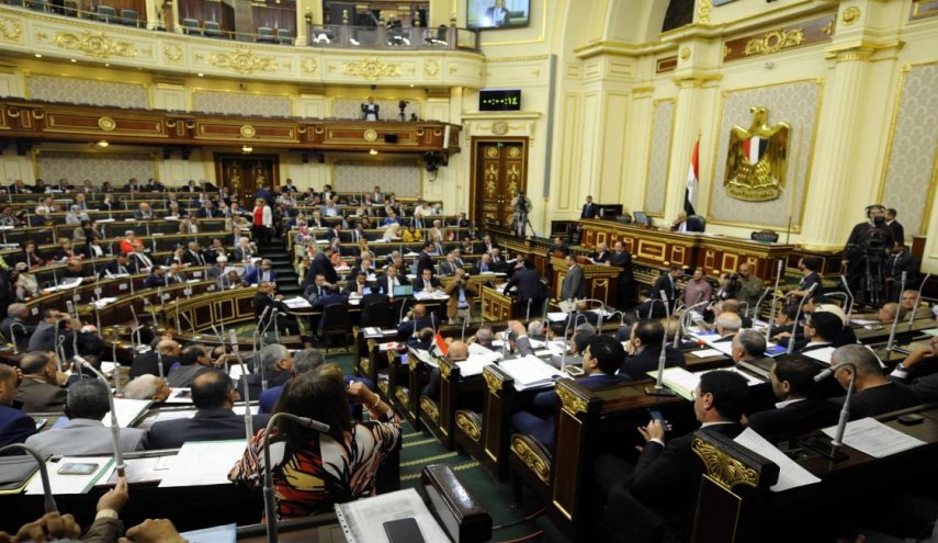 مصر: اقتراح قانون لفصل أي موظف حكومي يثبت انتماؤه لـ