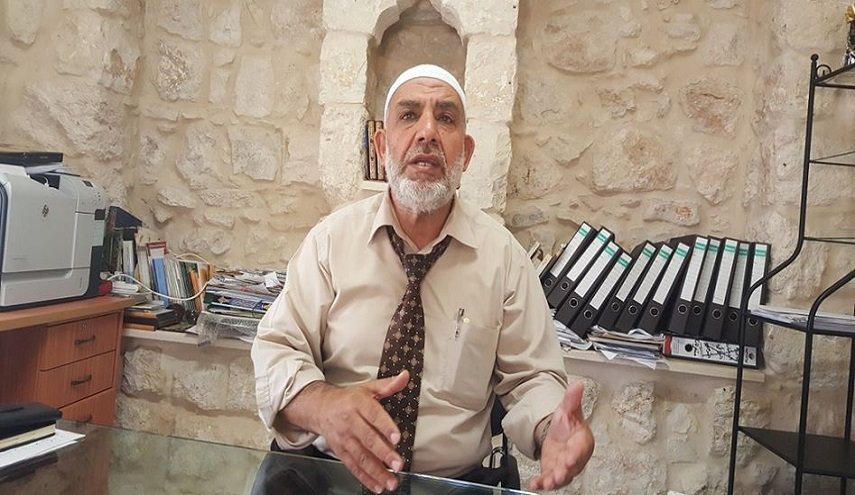 الاحتلال يعتقل أحد حراس الأقصى ويمدد إبعاد الشيخ ناجح بكيرات

