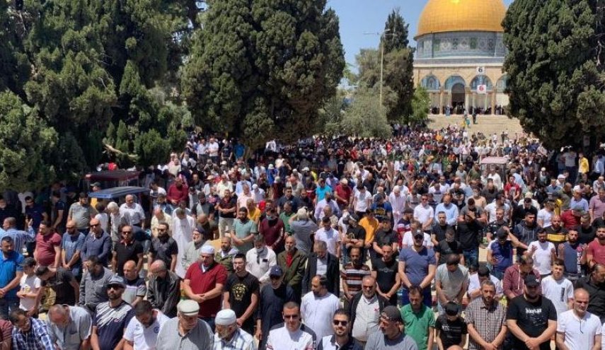 أكثر من 70 ألفا يؤدون صلاة الجمعة الأخيرة من رمضان في الأقصى