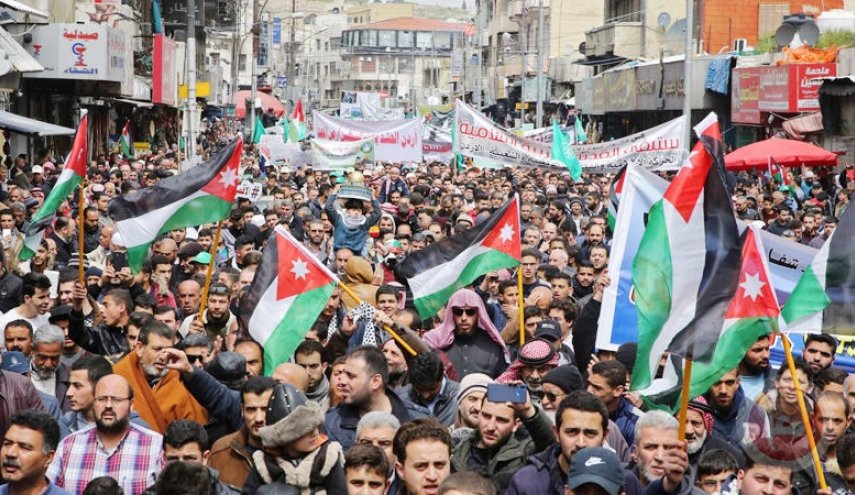 مسيرة حاشدة بالاردن تطالب الحكومة بطرد السفير الاسرائيلي