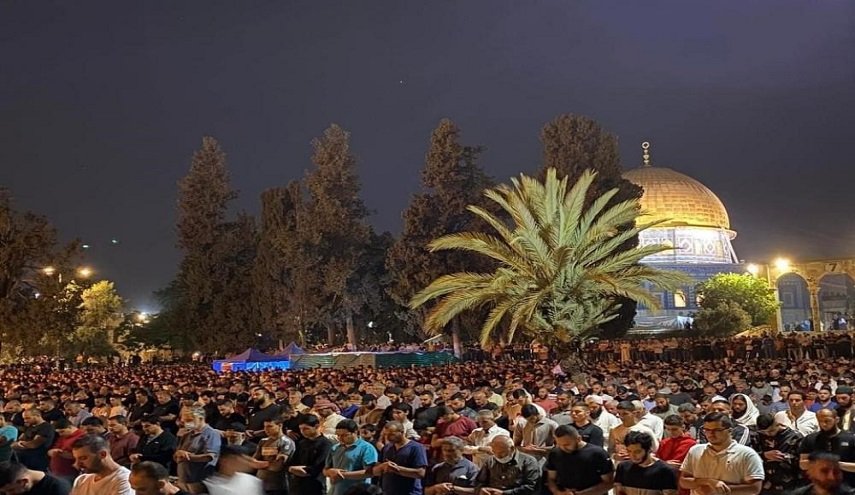 100 ألف أحيوا ليلة القدر والأنظار تتجه لـ'معركة الإثنين' 