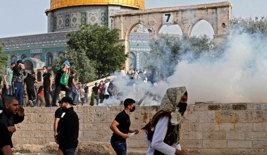 تجدد المواجهات بين الفلسطينيين وقوات الاحتلال في باحات الاقصى