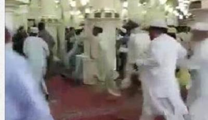 مصر..مصلون يهربون من المسجد أثناء صلاة التراويح،ما السبب؟!
