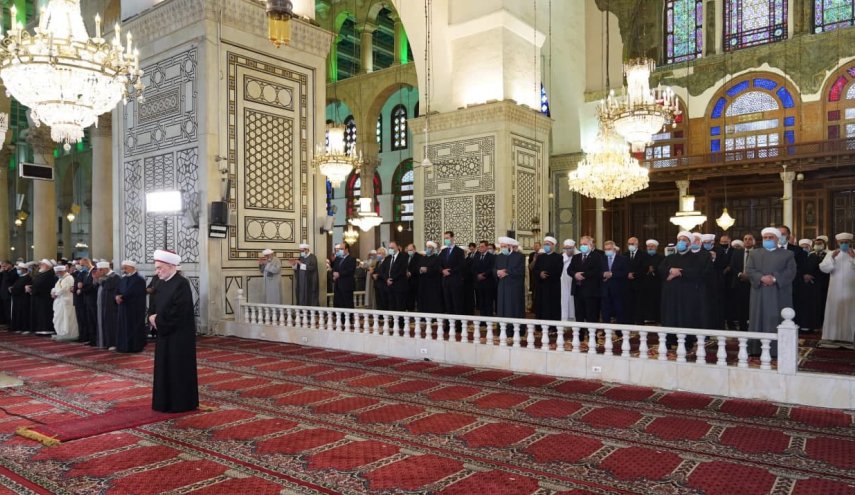 الرئيس السوري يؤدي صلاة عيد الفطر في رحاب الجامع الأموي الكبير+صور