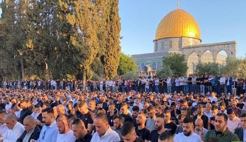 100 ألف فلسطيني يؤدون صلاة عيد الفطر في الأقصى +صور