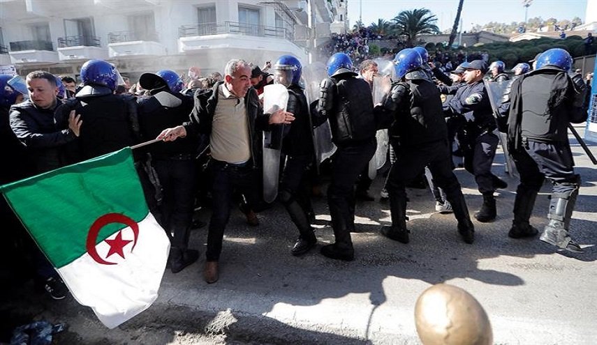 الجزائر تعلن اعتقال عدداً من الأشخاص بينهم صحافيون خلال احتجاجات
