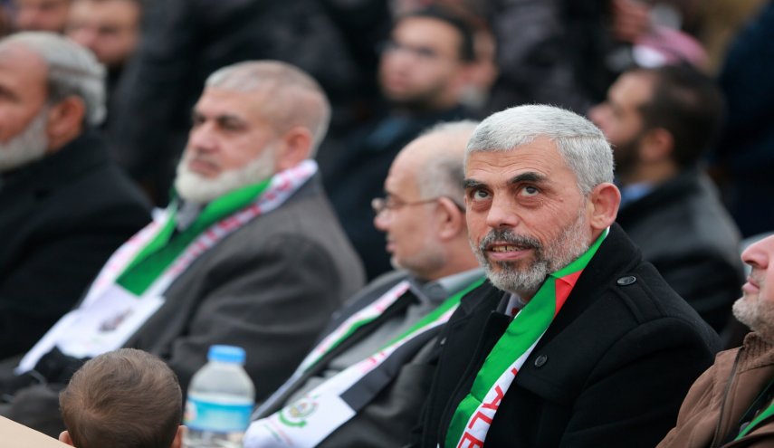 الاحتلال يقصف منزل ومكتب السنوار