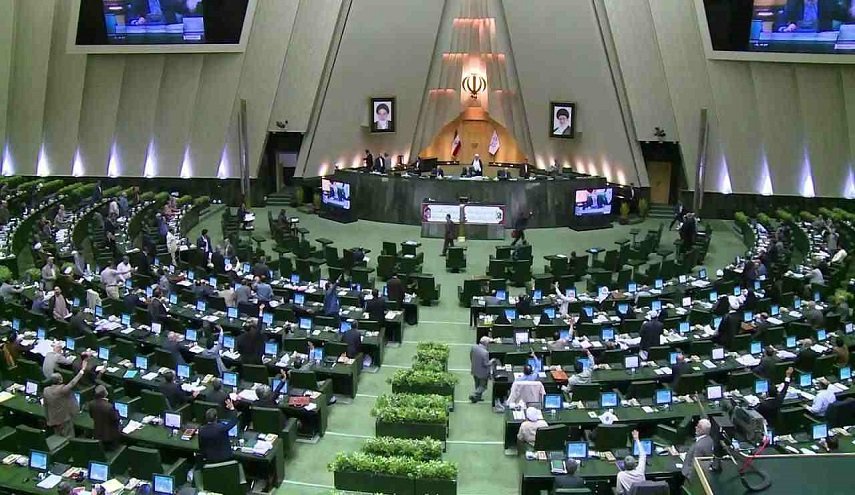 نواب إيرانيون: الرفع الكامل للحظر سياسة إيران الحاسمة