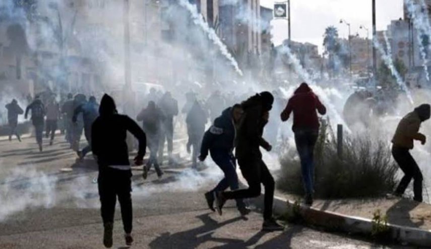 إصابة عشرات الفلسطينيين خلال مواجهات في البيرة والخليل