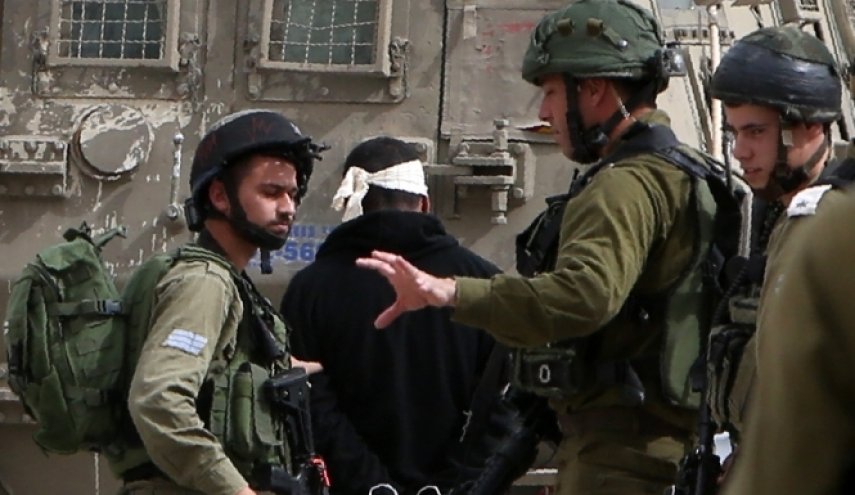 الاحتلال يعتقل 21 فلسطينيا في الضفة الغربية
