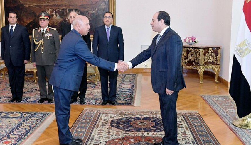 وزير النقل المصري يعترف للسيسي بخطأ ارتكبه
