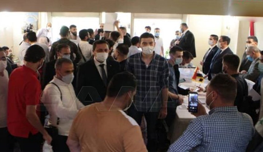 توافد السوريين يتواصل بكثافة الى مقر سفارتهم بطهران للإدلاء بأصواتهم