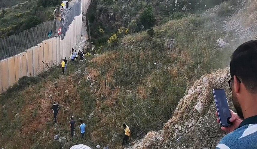 متظاهرون لبنانيون عند الحدود اللبنانية مع فلسطين المحتلة