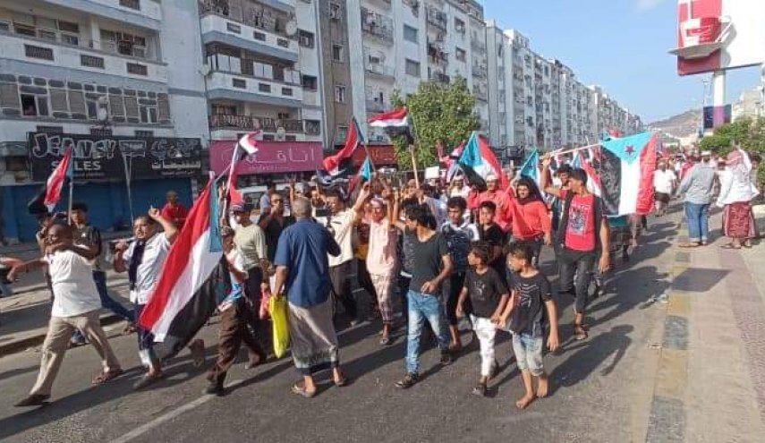 تظاهرة شعبية حاشدة في عدن تطالب بوضع حد لمعاناة المواطنين