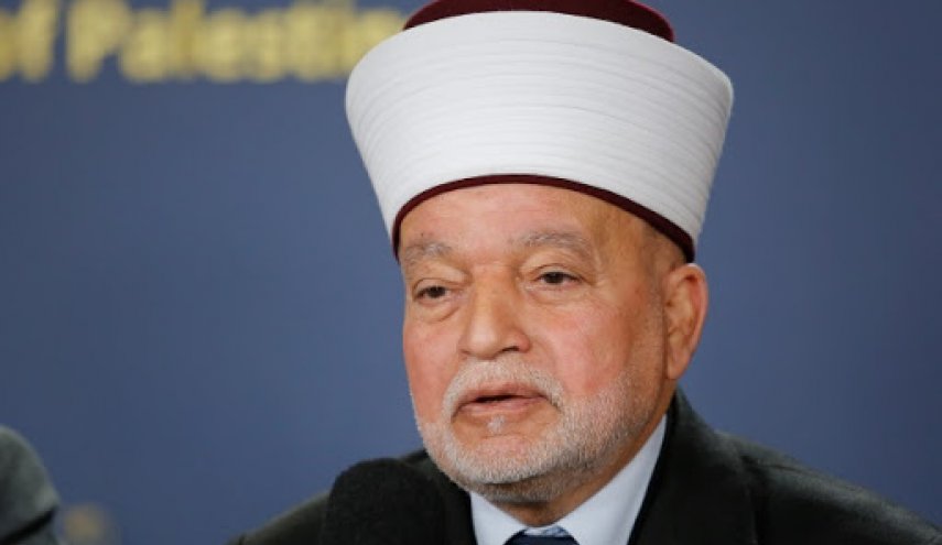 المصلون يطردون المفتي محمد حسين بسبب تجاهل العدوان على غزة!
