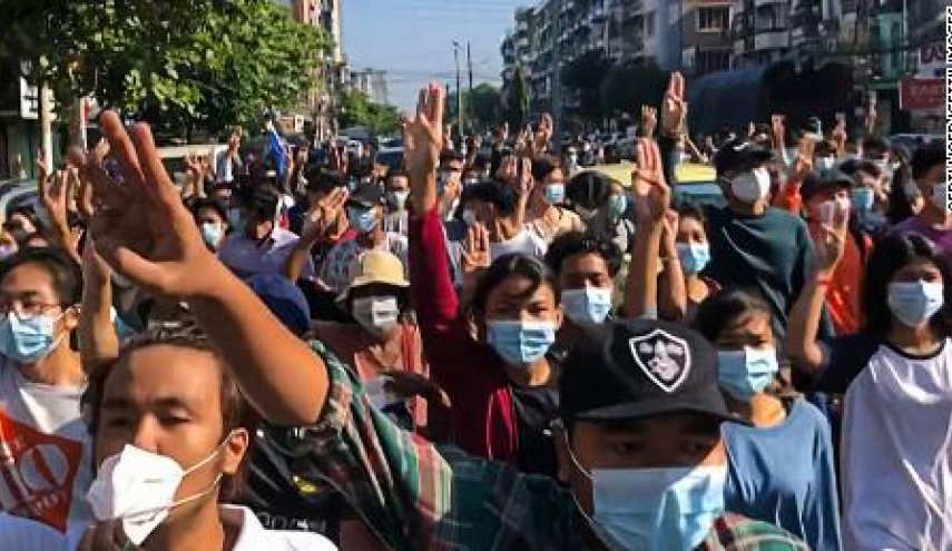 ميانمار..الجيش يعلق عمل 125 ألف معلم معارض للانقلاب العسكري 

