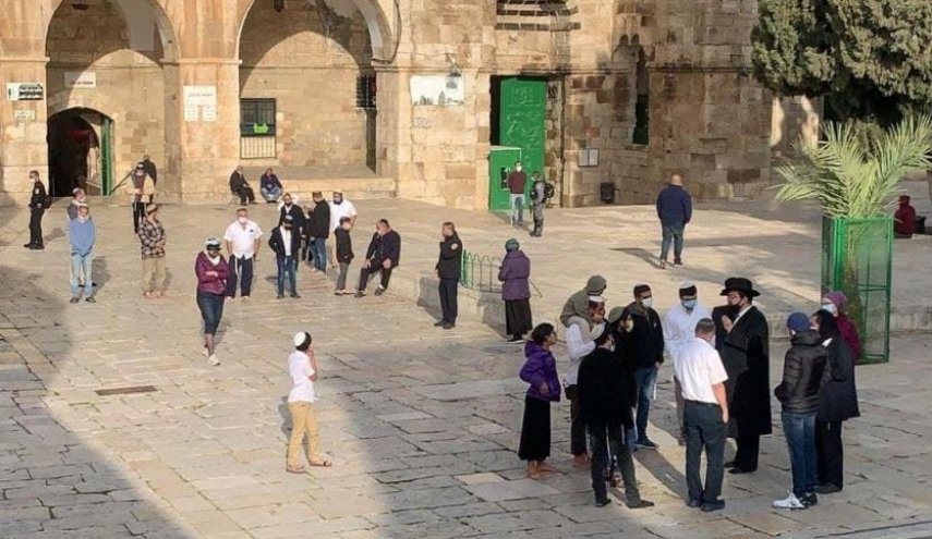 عشرات المستوطنين يقتحمون ساحات المسجد الأقصى
