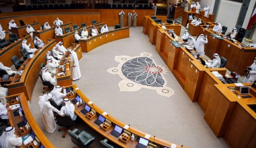 المواجهة السياسية بالكويت تتصاعد مع لعبة الكراسي الموسيقية بين البرلمان والحكومة