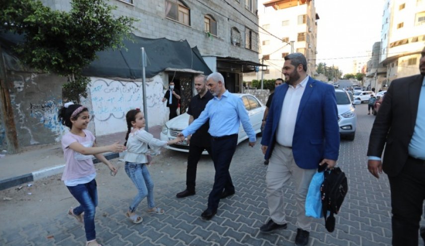 بالصور : متحديا الاحتلال - يحيى السنوار يتجول في قطاع غزة سيراً على الاقدام