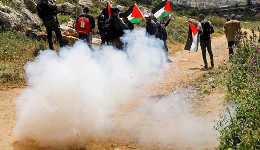 إصابة عشرات الفلسطينيين خلال تفريق الاحتلال مسيرات بالضفة